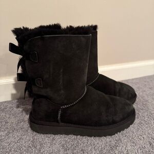 UGG Bailey Bow - Size 8